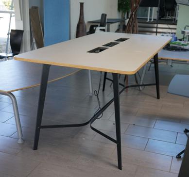 Dencon konferencebord 240x120 cm i beige linoleum med birkekant set fra siden